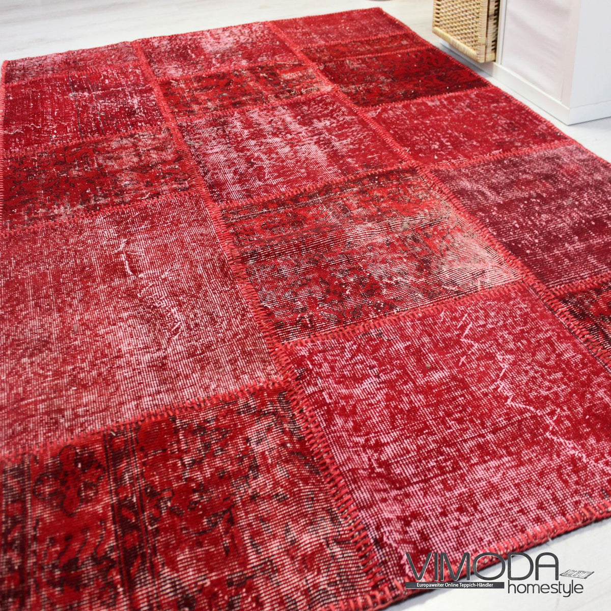 High-quality VINTAGE patchwork rug, original hand-knotted wool rug in red; 160 cm x 230 cm - P001-zoom-3