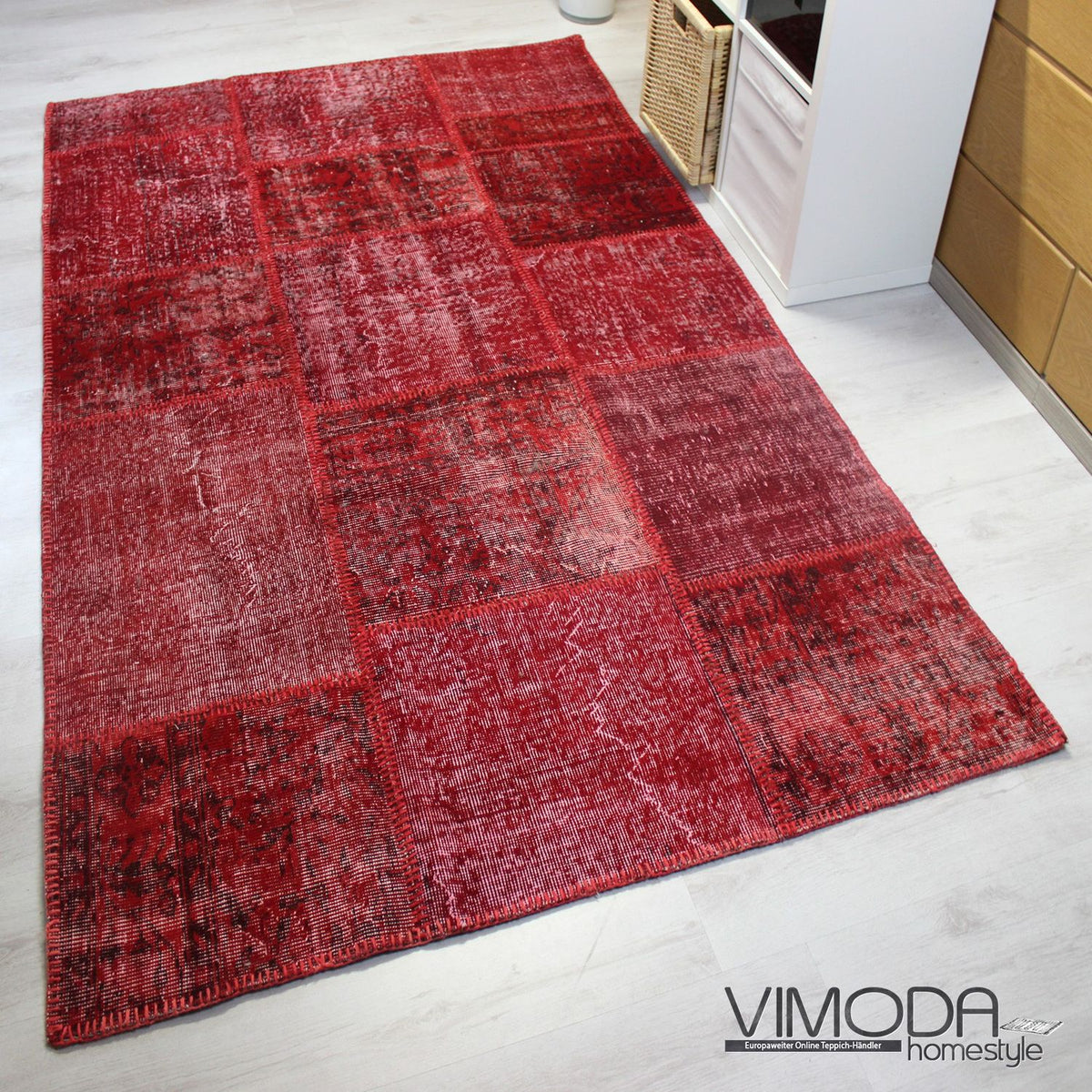 High-quality VINTAGE patchwork rug, original hand-knotted wool rug in red; 160 cm x 230 cm - P001-zoom-1