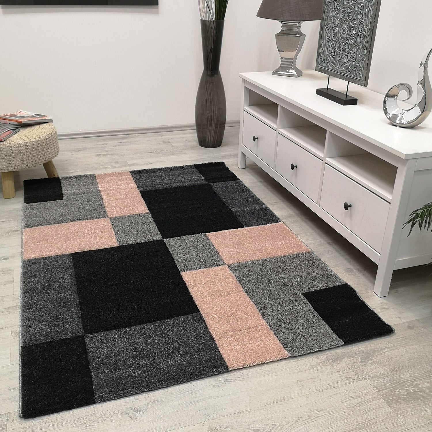 Teppich modern kariert patchwork rosa pink schwarz grau anthrazit mit Konturenschnitt Wohnzimmer