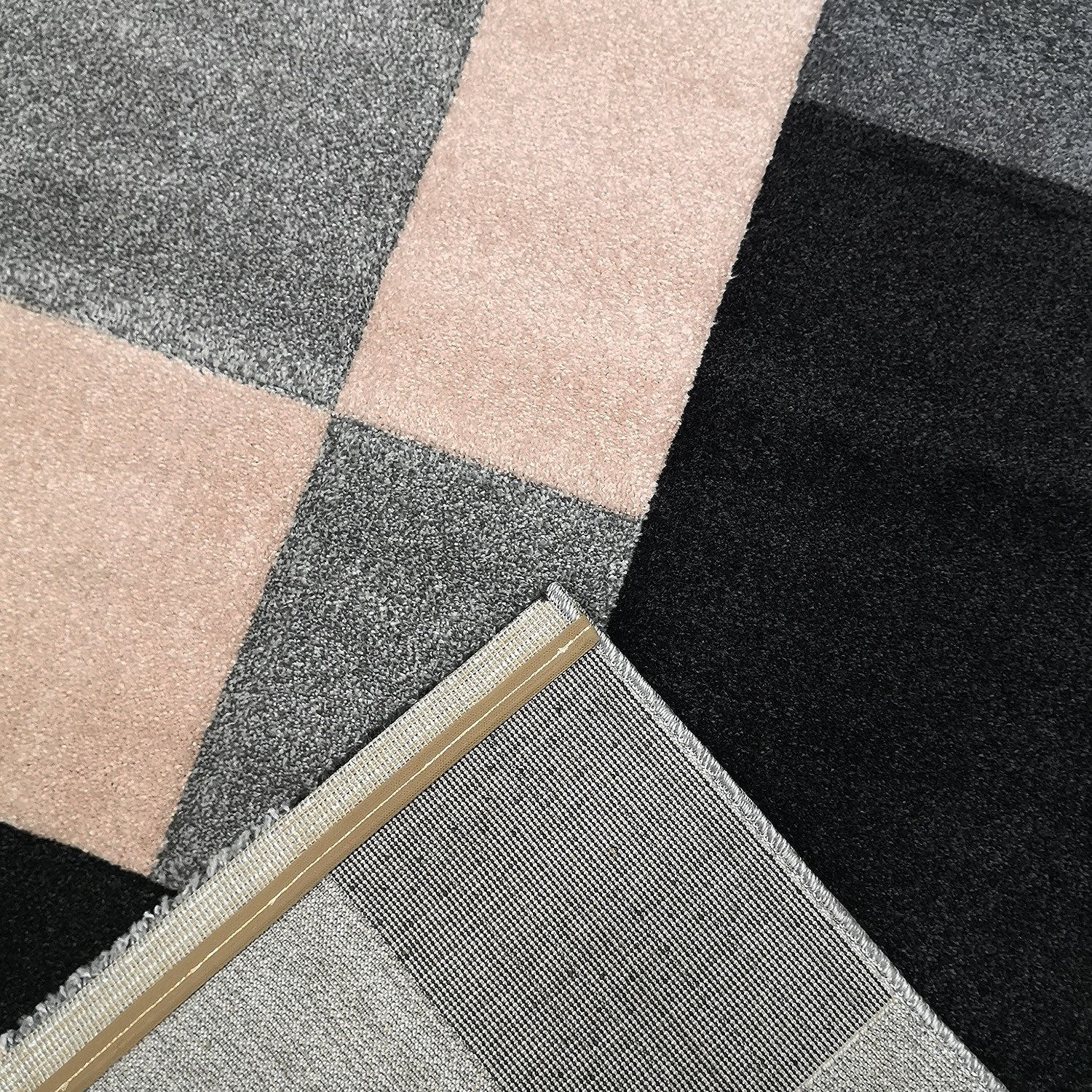 Teppich modern kariert patchwork rosa pink schwarz grau anthrazit mit Konturenschnitt Wohnzimmer