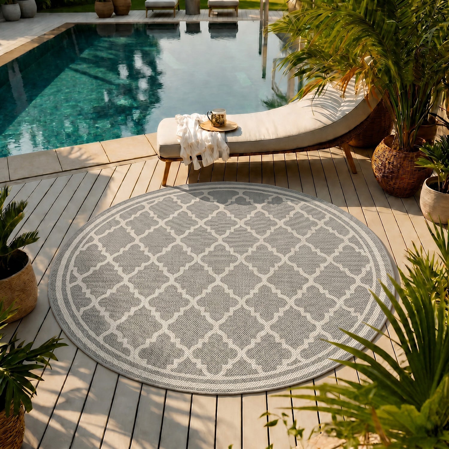 Indoor and outdoor flatweave carpet for patios, balconies, and conservatories; durable, with a Moroccan-inspired design-3