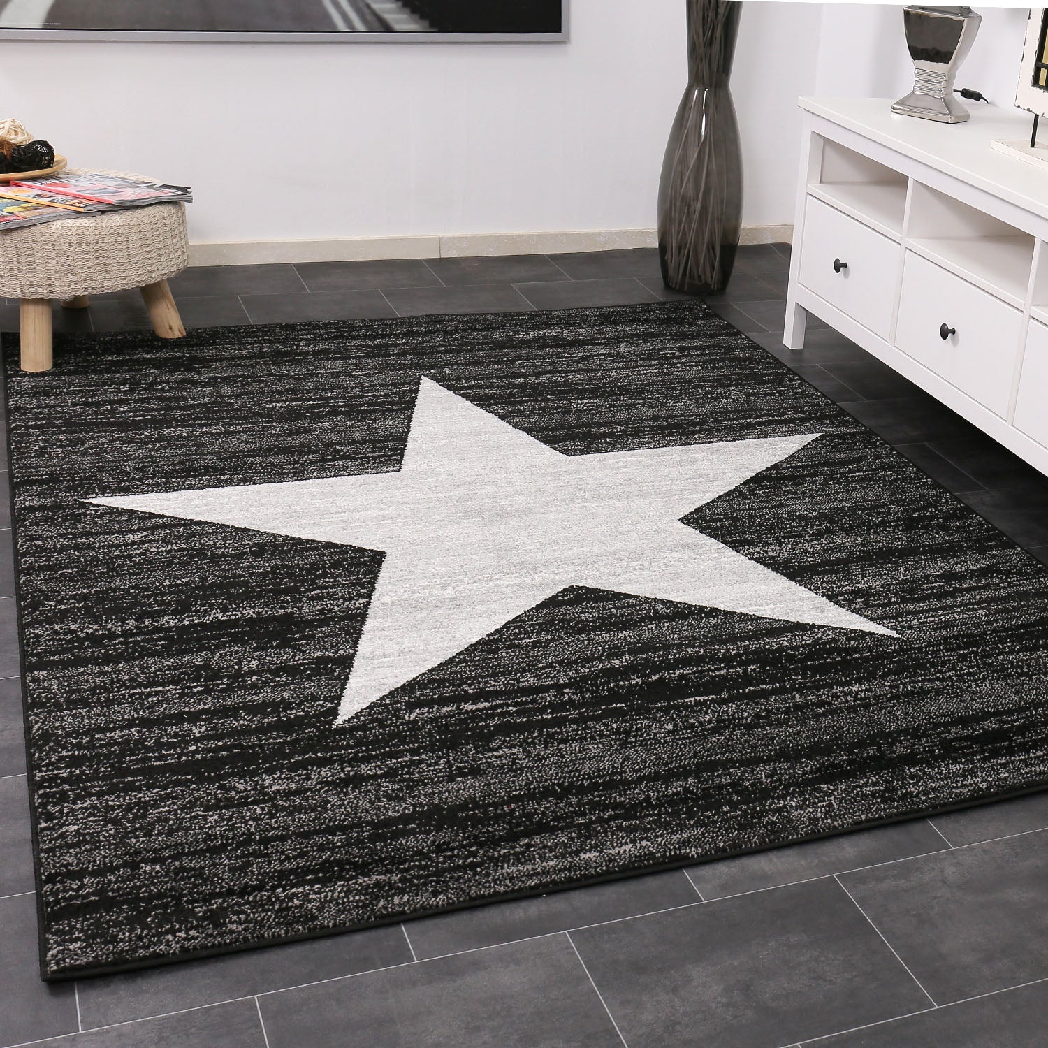 Short-pile rug with a modern star pattern in black, suitable for teenagers' rooms, children's rooms, and living rooms.-zoom-1